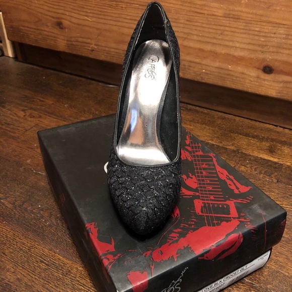 Carlos Santana. Black platform pumps. - Picture 1 of 2